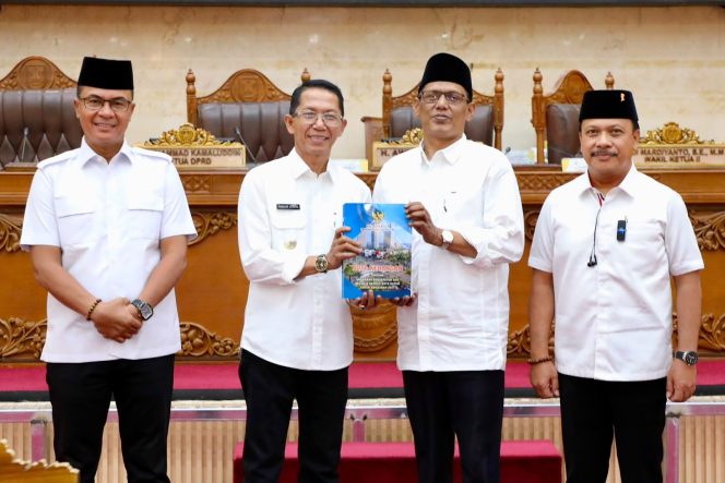 
					Wali Kota Batam, Amsakar Achmad, menyerahkan nota keuangan tentang APBD 2027 kepada pimpinan DPRD Batam saat Sidang Paripurna di DPRD Batam, Senin (7/9/2026). 