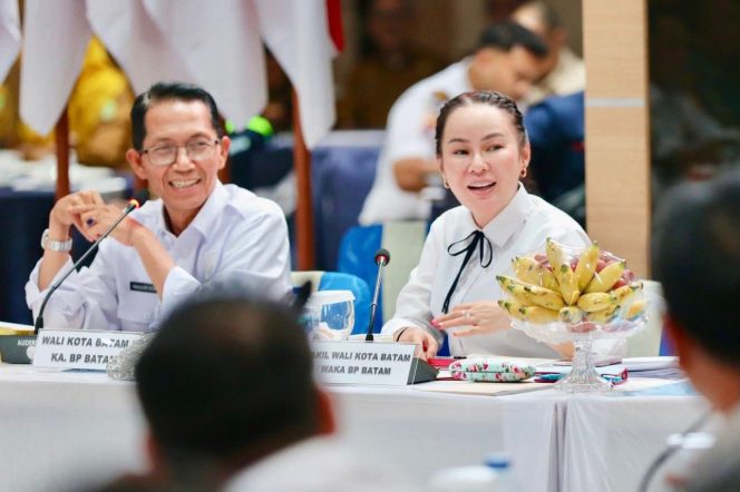 
					Wali Kota Batam, Amsakar Achmad, bersama Wakil Wali Kota Batam, Li Claudia Chandra. 