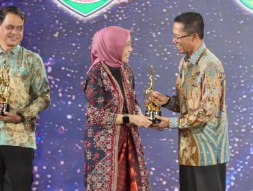 Menteri PANRB, Rini Widyantini, menyerahkan piala penghargaan kepada Wali Kota Batam, Amsakar Achmad, di Birawa Assembly Hall, Hotel Bidakara, Jakarta, Rabu (9/9/2026) malam. 
