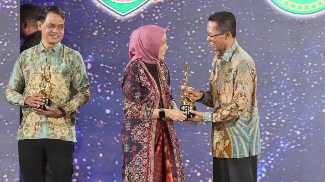 
					Menteri PANRB, Rini Widyantini, menyerahkan piala penghargaan kepada Wali Kota Batam, Amsakar Achmad, di Birawa Assembly Hall, Hotel Bidakara, Jakarta, Rabu (9/9/2026) malam. 