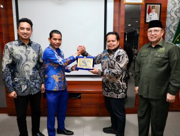 Asisten Ekonomi dan Pembangunan Sekretariat Daerah Kota Batam, Suhar, menghadiri FGD penyusunan Naskah Akademik dan RUU BUMD yang digelar di Kantor Wali Kota Batam, Kamis (10/9/2026).