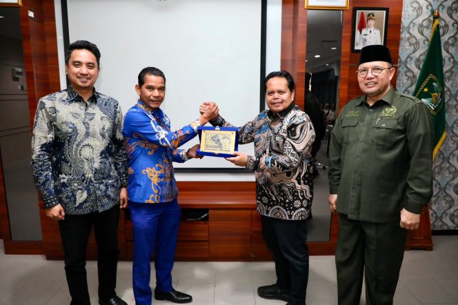 
					Asisten Ekonomi dan Pembangunan Sekretariat Daerah Kota Batam, Suhar, menghadiri FGD penyusunan Naskah Akademik dan RUU BUMD yang digelar di Kantor Wali Kota Batam, Kamis (10/9/2026).