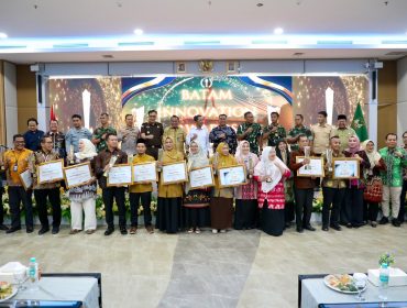 Wali Kota Batam, Amsakar Achmad, bersama Forkopimda Batam dan pemenang BIA 2026 usai penyerahan piala dan piagam di Auditorium Politeknik Negeri Batam, Kamis (10/9/2026). 