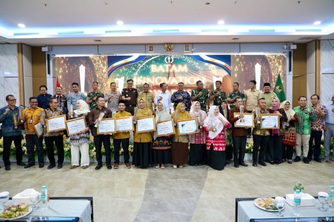 
					Wali Kota Batam, Amsakar Achmad, bersama Forkopimda Batam dan pemenang BIA 2026 usai penyerahan piala dan piagam di Auditorium Politeknik Negeri Batam, Kamis (10/9/2026). 