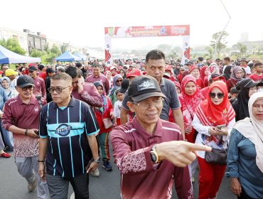Wali Kota Batam, Amsakar Achmad, jalan santai bersama ribuan warga dalam acara Senam Sehat dan Jalan Santai Batu Ampar 2026 di Taman Pacific Hotel Batam, Kecamatan Batu Ampar, Minggu (13/9/2026). 