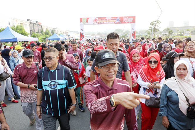 
					Wali Kota Batam, Amsakar Achmad, jalan santai bersama ribuan warga dalam acara Senam Sehat dan Jalan Santai Batu Ampar 2026 di Taman Pacific Hotel Batam, Kecamatan Batu Ampar, Minggu (13/9/2026). 