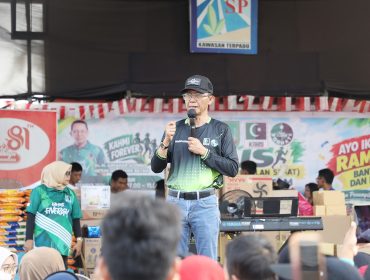 Wali Kota Batam, Amsakar Achmad, menyampaikan sambutan saat menghadiri KFJS di Lapangan SP Plaza, Minggu (13/9/2026). 