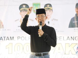 Wali Kota Batam, Amsakar Achmad, menyampaikan sambutan saat menghadiri pembagian 1.000 paket beras di Sekupang, Minggu (13/9/2026). 