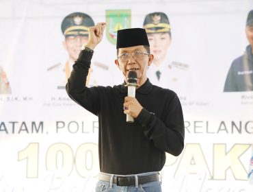 Wali Kota Batam, Amsakar Achmad, menyampaikan sambutan saat menghadiri pembagian 1.000 paket beras di Sekupang, Minggu (13/9/2026). 