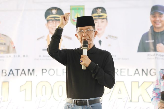 
					Wali Kota Batam, Amsakar Achmad, menyampaikan sambutan saat menghadiri pembagian 1.000 paket beras di Sekupang, Minggu (13/9/2026). 