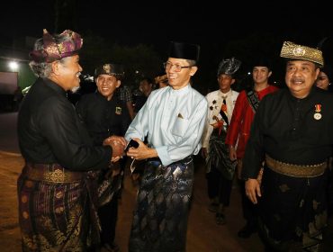 Wali Kota Batam, Amsakar Achmad, menghadiri penutupan Sembang Budaye LAM enam kecamatan wilayah timur di Lapangan Bola Legenda Malaka, Batam Kota, Minggu (13/9/2026) malam. 