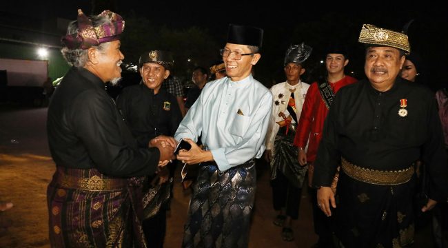 Wali Kota Batam, Amsakar Achmad, menghadiri penutupan Sembang Budaye LAM enam kecamatan wilayah timur di Lapangan Bola Legenda Malaka, Batam Kota, Minggu (13/9/2026) malam. 
