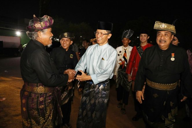 
					Wali Kota Batam, Amsakar Achmad, menghadiri penutupan Sembang Budaye LAM enam kecamatan wilayah timur di Lapangan Bola Legenda Malaka, Batam Kota, Minggu (13/9/2026) malam. 