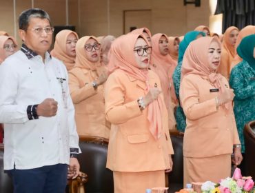 Sekda Batam, Firmansyah, bersama Ketua TP-PKK Batam, Erlita Amsakar, dan Ketua DWP Batam, Erawati Firmansyah, menghadiri Seminar DWP Kota Batam di Kantor Wali Kota Batam, Selasa (15/9/2026). 