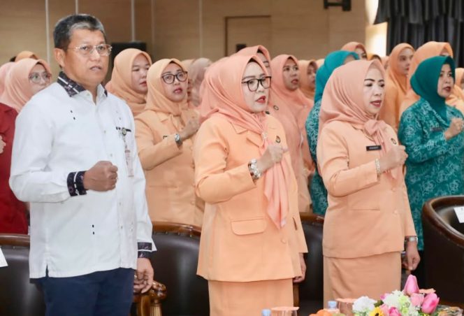 
					Sekda Batam, Firmansyah, bersama Ketua TP-PKK Batam, Erlita Amsakar, dan Ketua DWP Batam, Erawati Firmansyah, menghadiri Seminar DWP Kota Batam di Kantor Wali Kota Batam, Selasa (15/9/2026). 