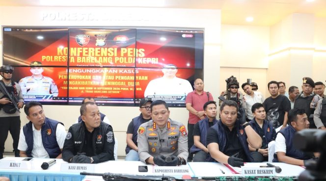 
					Kapolresta Barelang Kombes Pol Anggoro Wicaksono, S.H., S.I.K., M.H., dalam keterangannya menyampaikan bahwa konferensi pers tersebut merupakan tindak lanjut atas peristiwa perselisihan antara dua kelompok yang terjadi pada Senin, 14 September 2026, di wilayah Setokok.