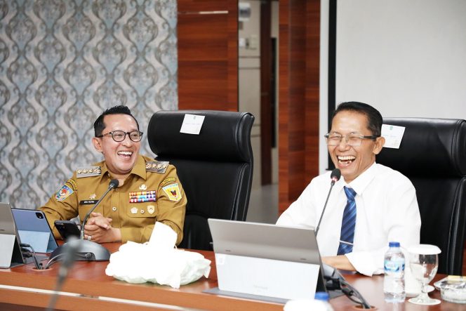 
					Wali Kota Batam, Amsakar Achmad, bersama Bupati Tanah Datar, Eka Putra, saat bertemu di Kantor Wali Kota, Senin (21/9/2026). 