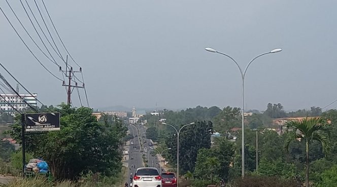 
					Dari sisi meteorologis, BMKG masih memantau adanya pola belokan angin atau shearline di sekitar wilayah Pulau Bintan.
