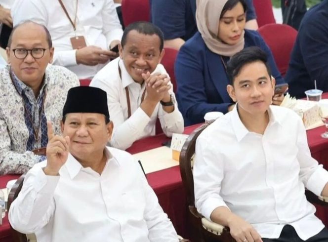 
					Ada Tarik-Menarik Solo dan Hambalang? Rocky Gerung Baca Arah Politik Prabowo-Jokowi-Gibran