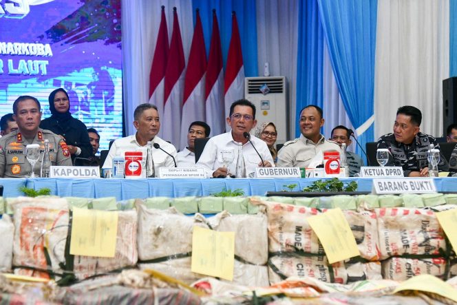 
					Gubernur Kepri Ansar Ahmad dalam konferensi pers operasi gabungan pengungkapan narkotik jenis Ketami HCL seberat 800 kilogram di Mapolda Kepri, Selasa (1/9/2026). 
