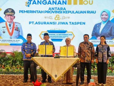 Gubernur Kepri Ansar Ahmad didampingi Wagub Nyanyang Haris Pratamura dan Jajaran TASPEN Group menunjukkan naskah kerjasama penyelenggaraan produk asuransi bagi ASN di Aula Wan Seri Beni, Tanjungpinang, Kamis (10/9/2026). 