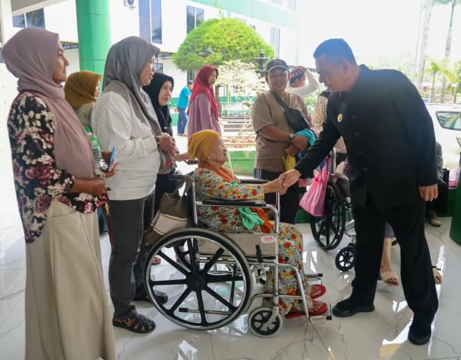 
					Gubernur Kepri Ansar Ahmad menyapa warga usai menjalani wawancara survei akreditasi rumah sakit oleh Komisi Akreditasi Rumah Sakit (KARS) di RSUD Raja Ahmad Tabib Tanjungpinang, Selasa (8/9/2026).