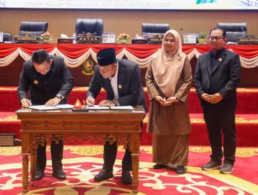 Gubenur Kepulauan Riau Ansar Ahmad bersama Ketua DPRD Iman Sutiawan menandatangani nota kesepakatan perubahan KUA PPAS APBD Tahun Anggaran 2026, Selasa (8/9/2026). 