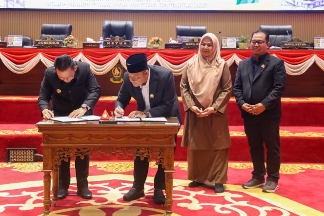 
					Gubenur Kepulauan Riau Ansar Ahmad bersama Ketua DPRD Iman Sutiawan menandatangani nota kesepakatan perubahan KUA PPAS APBD Tahun Anggaran 2026, Selasa (8/9/2026). 