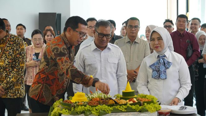 
					Wakil Gubernur Kepri Nyanyang Haris Pratamura melakukan pemotongan tumpeng pada soft launching kantor baru Menara Bank Mandiri Batam, Senin (7/9/2026). Nyanyang menegaskan Kepri butuh ekosistem ekonomi dan keuangan yang kuat untuk mendukung dunia usaha. 