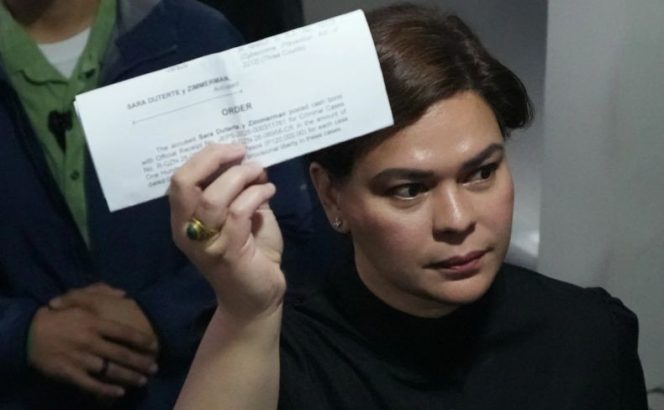 
					Sara Duterte membayar jaminan 360.000 peso menyusul surat perintah penangkapan Pengadilan Negeri Quezon City terhadapnya (Foto: AP)