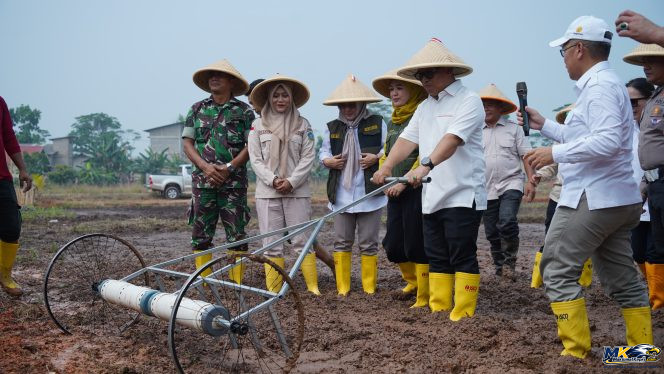 
					Wagub Nyanyang mencoba inovasi pembajak sawah yang dimodifikasi menggunakan mesin. 
