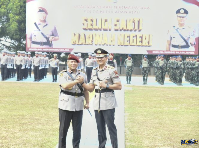 
					Kapolda Kepri yang baru Irjen Pol Suhendri (kanan) bersalam komando dengan Komjen Pol Asep Safrudin pada Upacara pisah sambut parade Kapolda Kepri di Mapolda Kepri, Batam, Jumat (9/10/2026). 
