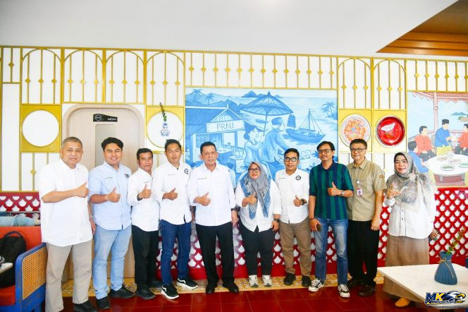 
					Gubernur Kepulauan Riau Ansar Ahmad berfoto bersama pengurus Ikatan Jurnalis Televisi Indonesia (IJTI) Provinsi Kepri di kawasan Bengkong, Kota Batam, Selasa (6/10/2026). (Adeansyah)