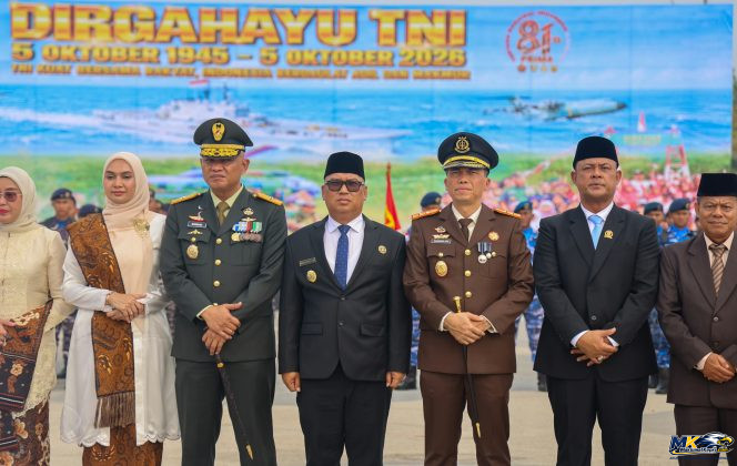 
					Wakil Gubernur Kepri, Nyanyang Haris Pratamura menghadiri upacara peringatan HUT ke-81 Tentara Nasional Indonesia (TNI) di Provinsi Kepulauan Riau berlangsung khidmat di Lapangan Tugu Sirih, Tanjungpinang, Senin (5/10) pagi. 