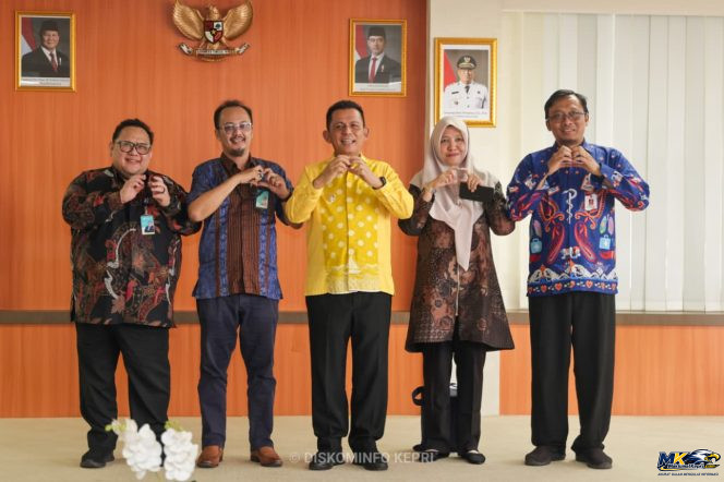 
					Gubenrur Kepri, Ansar Ahmad bersama jajaran manajemen RSUD Raja Ahmad Tabib berfoto bersama Direktur Utama RSJPD Harapan Kita, dr. Iwan Dakota, Kamis (8/10/2026). 