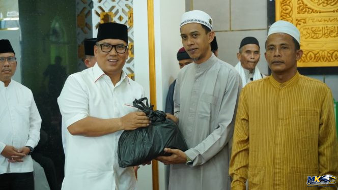 
					Wakil Gubernur Kepri, Nyanyang Haris Pratamura menyerahkan paket sembako kepada jamaah Masjid Jami' Miftahul Falah, Jalan Ganet Tanjungpinang dalam kegiata Jumat Berkah, Jumat (16/10/2026). 