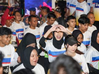 Peserta BTN KEPRI MoonRun 2025 bersiap di garis start. Di tahun 2026 ini, event serupa kembali digelar 13-14 November mendatang. Sebanyak 3.100 pelari telah terdaftar dan siap berlari sembari menelusuri tempat-tempat bersejarah di Kota Tanjungpinang pada malam hari. 