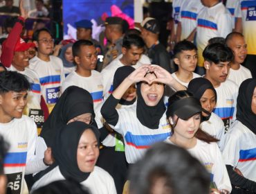 Peserta BTN KEPRI MoonRun 2025 bersiap di garis start. Di tahun 2026 ini, event serupa kembali digelar 13-14 November mendatang. Sebanyak 3.100 pelari telah terdaftar dan siap berlari sembari menelusuri tempat-tempat bersejarah di Kota Tanjungpinang pada malam hari. 