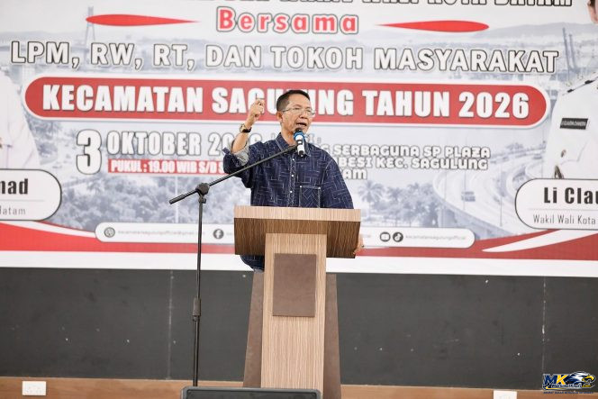 
					Wali Kota Batam, Amsakar Achmad, menyampaikan sambutan saat menghadiri silaturahmi bersama RT, RW, LPM se-Kecamatan Sagulung di Gedung Serbaguna Plaza Kecamatan Sagulung, Sabtu (3/10/2026) malam. 