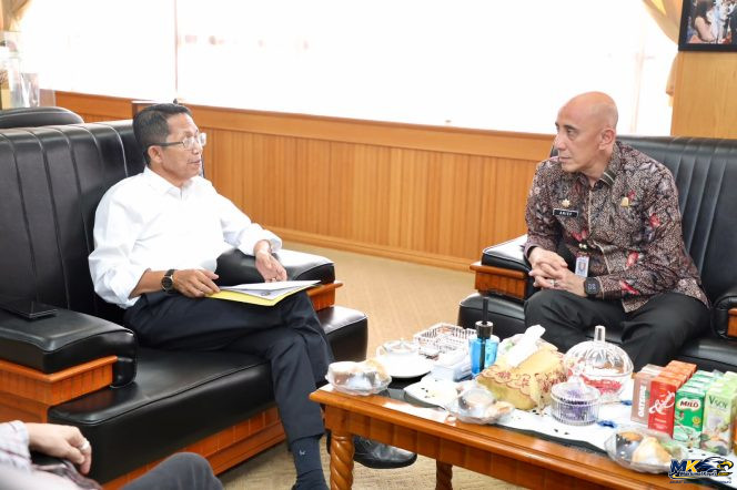 
					Wali Kota Batam, Amsakar Achmad, berbincang dengan Wakil Rektor IPDN Bidang Administrasi, Arief M. Edie, di Kantor Wali Kota Batam, Senin (5/10/2026). 