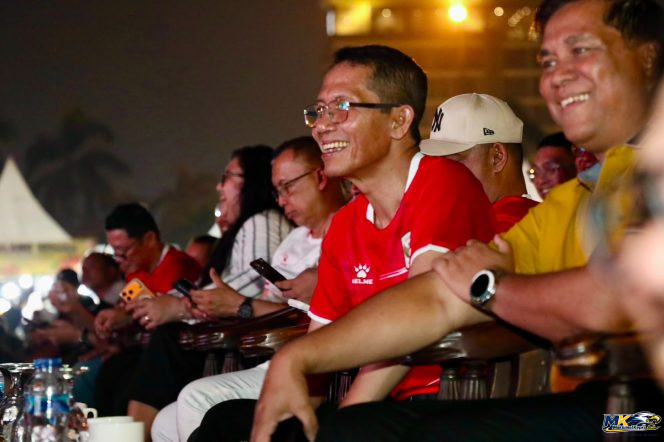 
					Wali Kota Batam, Amsakar Achmad, nobar Final FIFA ASEAN Cup 2026 bersama ribuan warga di Dataran Engku Putri, Batam Centre, Senin (5/10/2026). 