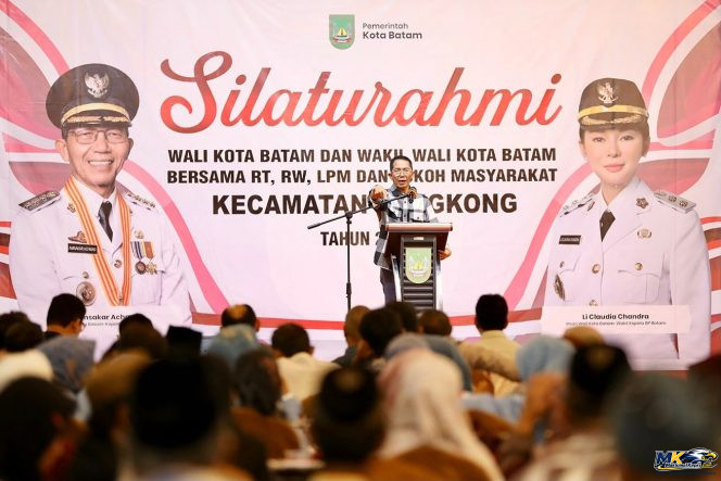 
					Wali Kota Batam, Amsakar Achmad, menyampaikan sambutan saat silaturahmi bersama RT, RW, LPM se-Kecamatan Bengkong di Golden Prawn, Selasa (6/10/2026). 