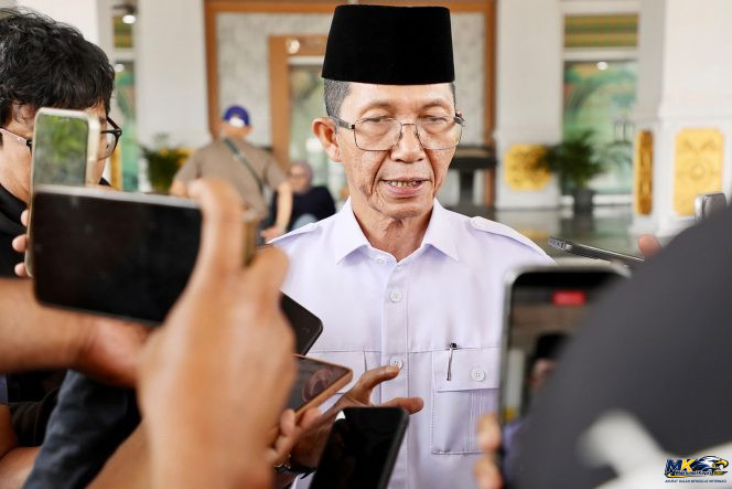 
					Wali Kota Batam, Amsakar Achmad, memberi keterangan kepada awak media usai sidang paripurna di DPRD Kota Batam, Rabu (7/10/2026). 