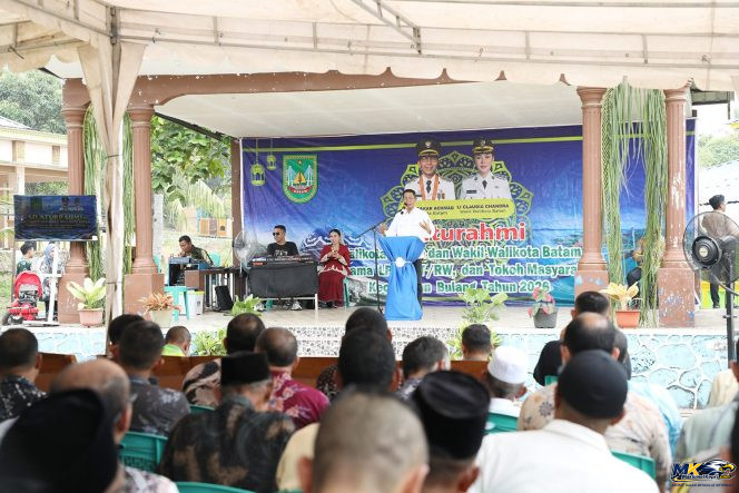 
					Wali Kota Batam, Amsakar Achmad, menyampaikan sambutan saat silaturahmi bersama RT, RW, dan LPM se-Kecamatan Bulang, Kamsi (8/10/2026). 