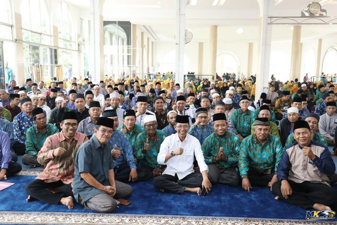 
					Wali Kota Batam, Amsakar Achmad, bersama tokoh agama Bengkong, Batu Ampar, dan Lubuk Baja saat silaturahmi di Masjid Baitul Makmur, Batu Ampar, Kamis (8/10/2026). 