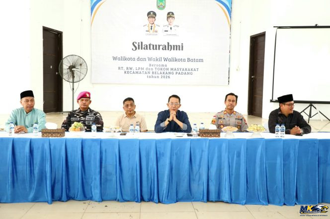 
					Wali Kota Batam, Amsakar Achmad, berbincang dengan tokoh agama saat silaturahmi bersama RT, RW, LPM dan tokoh masyarakat serta agama di Belakang Padang, Minggu (11/10/2026). 