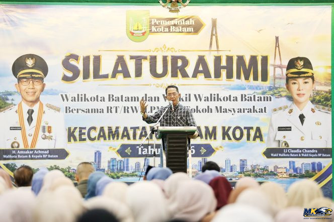 
					Wali Kota Batam, Amsakar Achmad, menyampaikan sambutan saat silaturahmi bersama RT/RW dan tokoh masyarakat Kecamatan Batam Kota di Aula PIH Batam Kota, Minggu (11/10/2026). 