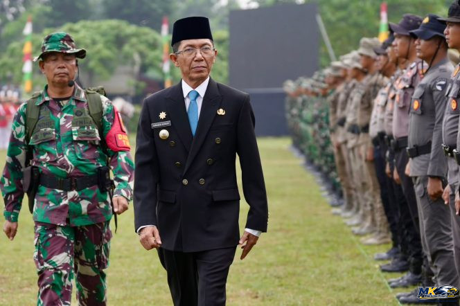 
					Aksranews.com. Batam-Wali Kota Batam, Amsakar Achmad, mengajak TNI, pemerintah, dan masyarakat memperkuat kolaborasi serta gotong royong dalam mendukung pembangunan daerah. Hal itu disampaikan Amsakar saat membuka TNI Manunggal Membangun Desa (TMMD) ke-130 Tahun Anggaran 2026 di Lapangan Garuda, Kelurahan Mangsang, Kecamatan Sei Beduk, Selasa (13/10/2026).

Dalam kegiatan tersebut, Amsakar bertindak sebagai inspektur upacara. Ia menyampaikan apresiasi kepada jajaran TNI, khususnya Kodim 0316/Batam, yang terus berperan aktif dalam pembangunan dan membantu masyarakat secara langsung.

Menurut Amsakar, pembangunan daerah tidak dapat hanya mengandalkan pemerintah. Diperlukan kebersamaan, kepedulian, dan semangat saling membantu agar hasil pembangunan dapat dirasakan masyarakat.

Ia menegaskan, perkembangan Batam sebagai kota industri dan investasi harus berjalan seiring dengan peningkatan kesejahteraan warga. Keberhasilan pembangunan, kata dia, tidak hanya dilihat dari kemajuan fisik, tetapi juga dari manfaat yang dirasakan masyarakat dalam kehidupan sehari-hari.

“Bagi kami, Pemerintah Kota Batam, kegiatan seperti ini sangat berarti. Batam boleh terus berkembang sebagai kota industri dan investasi, tetapi kita tidak boleh melupakan bahwa ukuran keberhasilan pembangunan yang sesungguhnya adalah ketika masyarakat merasakan manfaatnya dan ambil bagian di dalam kehidupan sehari-hari,” ujar Amsakar.

Ia berharap pelaksanaan TMMD di Kelurahan Mangsang memberikan dampak nyata bagi masyarakat. Manfaat tersebut diharapkan tidak hanya berupa pembangunan sarana dan prasarana fisik, tetapi juga melalui kegiatan sosial yang mendekatkan pelayanan kepada warga.

Amsakar juga berpesan kepada seluruh personel Satuan Tugas (Satgas) TMMD agar mengutamakan kesehatan dan keselamatan selama bertugas serta membangun komunikasi yang baik dengan masyarakat. Ia optimistis kehadiran prajurit TNI akan disambut baik oleh warga Mangsang.

Kepada masyarakat, ia mengajak warga mendukung pelaksanaan TMMD dan menjaga semangat gotong royong. Menurutnya, keberhasilan program tersebut membutuhkan partisipasi masyarakat karena hasil pembangunan pada akhirnya ditujukan untuk kepentingan bersama.

“Saya percaya, ketika TNI, pemerintah, dan masyarakat sudah berjalan seiring, pekerjaan seberat apa pun akan menjadi lebih ringan. Mudah-mudahan kebersamaan yang kita bangun hari ini tidak hanya berhenti sampai program ini selesai, tetapi terus menjadi kekuatan dalam membangun Batam yang semakin maju dan masyarakatnya semakin sejahtera,” tuturnya.

Pembukaan TMMD ke-130 Tahun Anggaran 2026 di Kelurahan Mangsang ditandai dengan pengucapan basmalah oleh Amsakar. Kegiatan tersebut turut dihadiri jajaran Forum Koordinasi Pimpinan Daerah (Forkopimda) Kota Batam, pejabat di lingkungan Pemerintah Kota Batam, tokoh masyarakat, serta warga setempat. (Red)