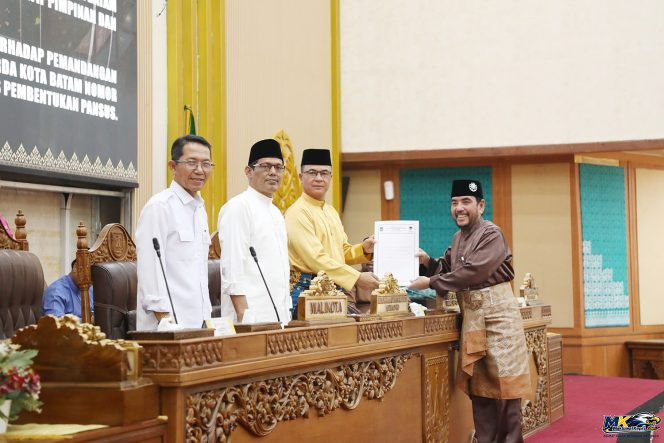 
					Wali Kota Batam, Amsakar Achmad, bersama pimpinan DPRD Batam menerima tanggapan fraksi saat Rapat Paripurna di Ruang Sidang Utama DPRD Kota Batam Jumat (16/10/2026). 