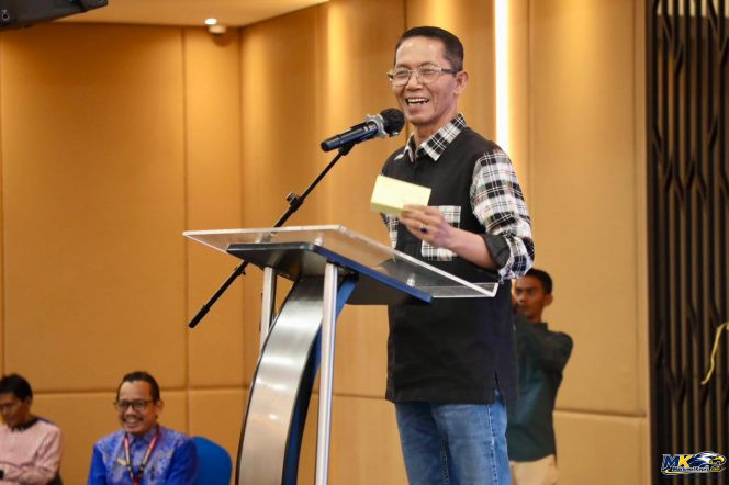 
					Wali Kota Batam, Amsakar Achmad, menyampaikan sambutan saat menghadiri silaturahmi bersama RT, RW, LPM se-Kecamatan Lubuk Baja di Ballroom Hotel AP Premier, Jumat (16/10/2026) malam. 